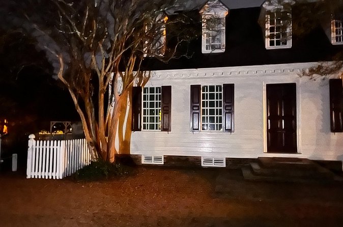 Colonial Williamsburg Ghost Stories and Walking Tour - The Finish Near Peyton Randolph House