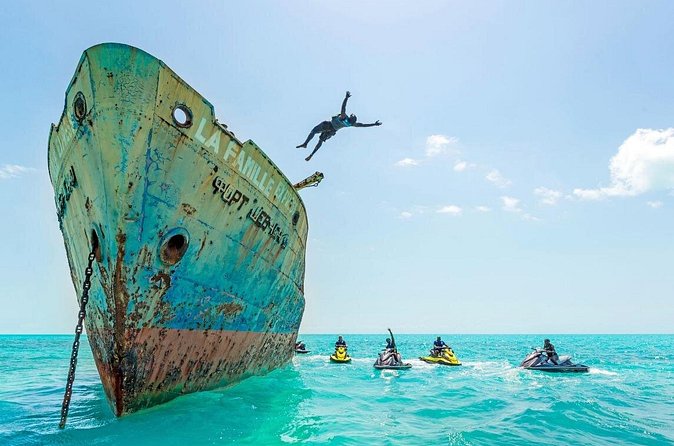 Ghost Freighter Seafari ( abandoned shipwreck) - Guides Matter: Gene, Eel, and CJ Are the Difference