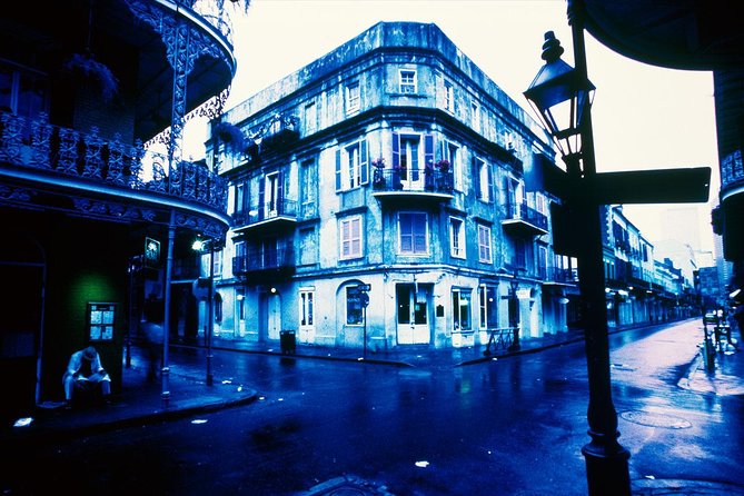 New Orleans Combo Tour: Voodoo, Vampire, and Ghost Tour - Stop 1: trying to photograph the paranormal