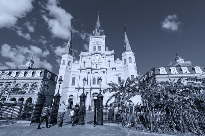 New Orleans Haunted Ghost Tour - Bon’s New Orleans Street Food: snack first, then listen