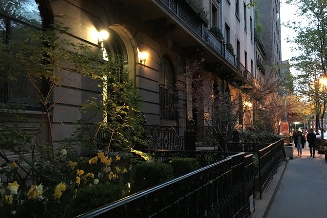 New York City Ghost Tour of Greenwich Village - Greenwich Village at 8 pm: what the tour experience feels like