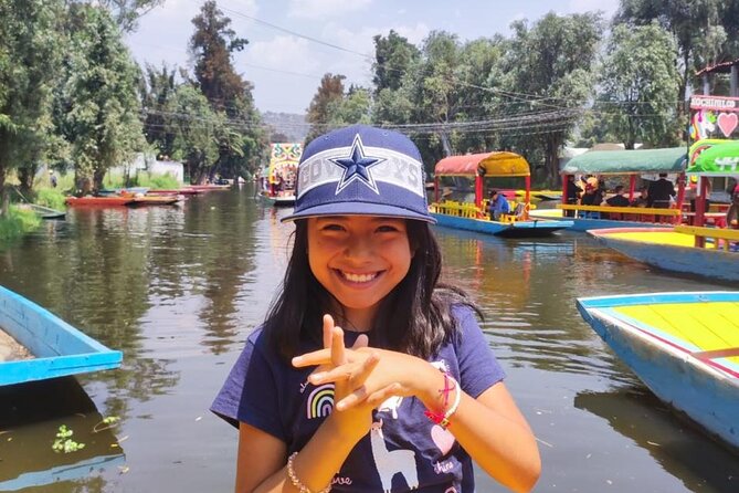 Private tour to the spooky Island of the Dolls in Xochimilco - Jimmy and the rower: why the human touch matters here