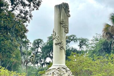 Real Savannah: History, Ghost, and True Crime Tour - Squares and a Colonial Cemetery peek: the places that set the mood