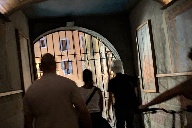 Rome Secrets with Dark History and Tasty Bites Tour Experience - Via Giulia and Giulia Tofana: poison on elegant stone