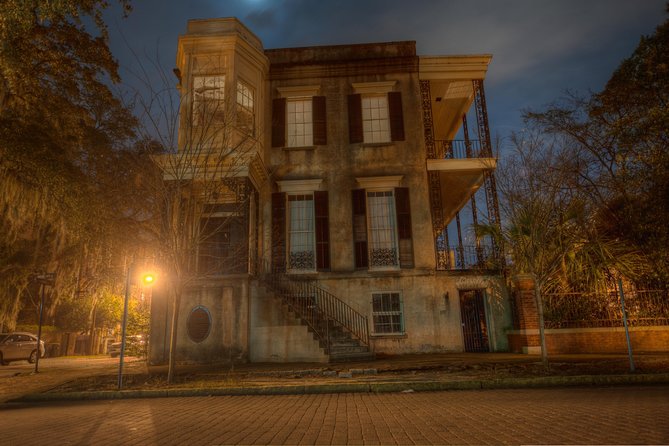 Savannah's Ghost City "Dead of Night" Walking Night Tour - Meeting at Johnson Square Near the Nathaniel Greene Monument