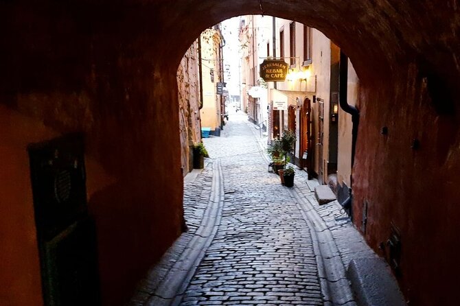Stockholm Ghost Hunt: Self-Guided Tour and Puzzle Adventure - The Royal Palace Area: Big Sights, Puzzle Energy