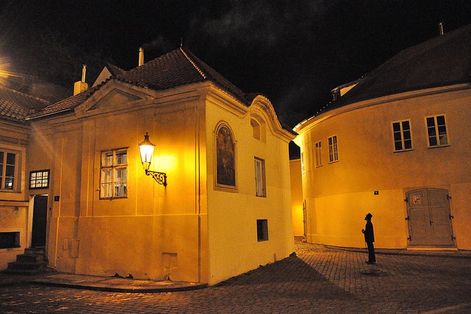 Telltale Ghost Tour - Týn Church lighting: a landmark made for night photos