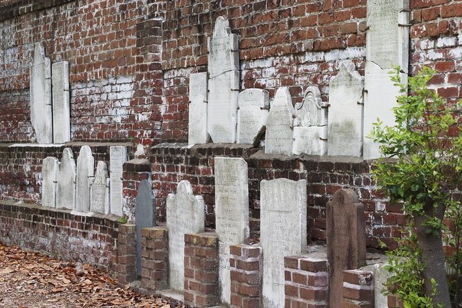 The Grave Tales Ghost Tour in Savannah - Guides Make or Break the Night: What to Expect From Real Storytellers