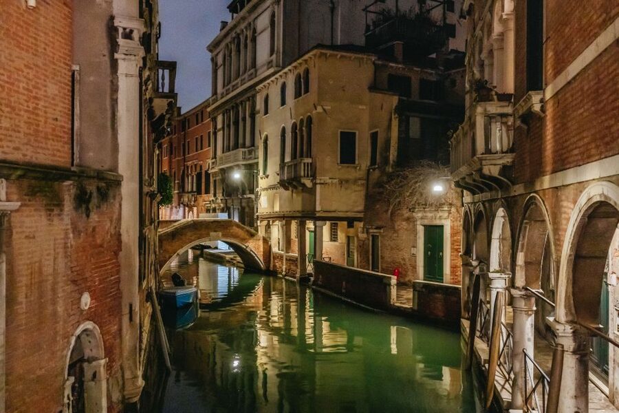 Venice: The Ghost & Legends Walking Tour - Malibran Theater sounds: the legend around tragic love