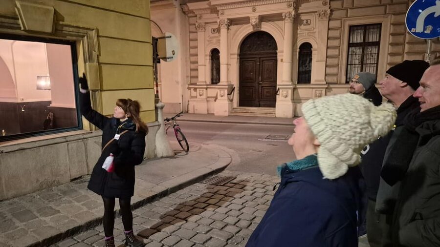 Vienna: Spooky Ghost Tour in English - Guides who sell the mood: energy, humor, and small-group feel