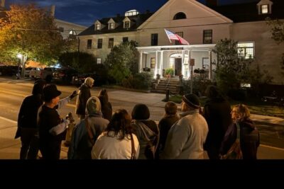 Walking Ghost Tour Through Newport RI - How the tour is paced: lots of short stops, not one long scene