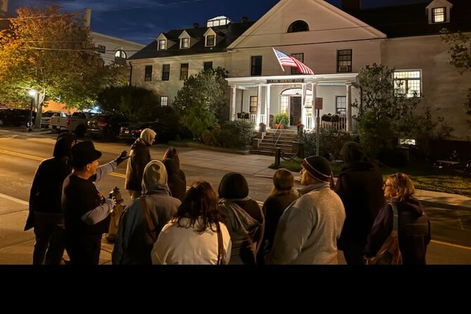 Walking Ghost Tour Through Newport RI - How the tour is paced: lots of short stops, not one long scene