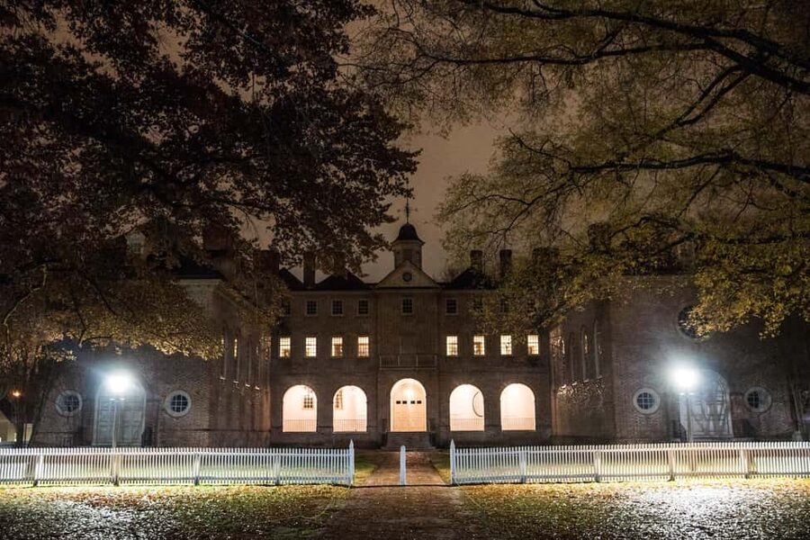 Williamsburg: Echoes of Twilight Late-Night Ghost Tour - Finding your feet at Merchant’s Square after dark